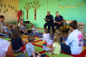 Policja czyta dzieciom