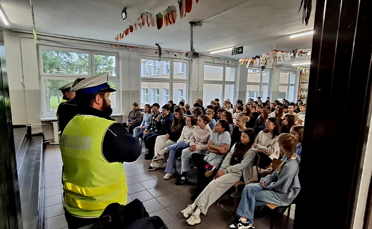 Spotkania policji z młodzieżą w Świdwinie w ramach kampanii przeciw przemocy