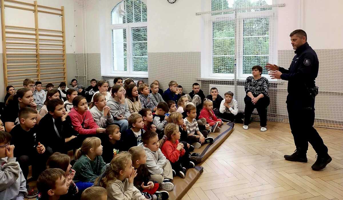 Policjanci z Połczyny-Zdroju edukowali uczniów o bezpieczeństwie